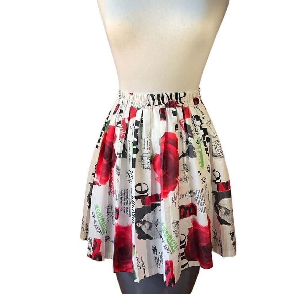 Pleated Newsprint Miniskirt! Red Roses, Green Leaves. Carrie Bradshaw Vibes!